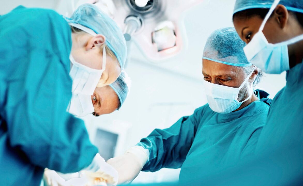Varpos padidinimo procesas, kurį atlieka chirurgai per operaciją